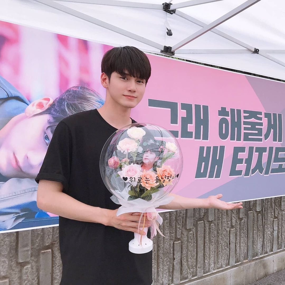 아니 정말 조각상이 꽃풍선을 들..고 ᆞᆞᆞ옹성우 공식트위터 #옹성우#ongseongwu#경우의수#위로# #써드나인#꽃풍선#옹성우꽃풍선#❤